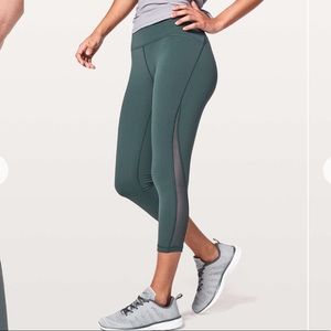 Lulu🍋 21” Train Times crop in Gravity, luxtreme